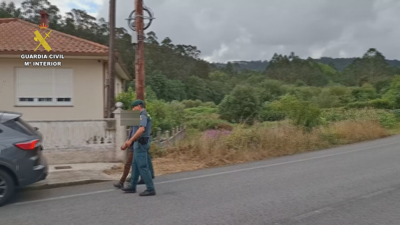 Axnetes da Garda Civil deteñen unha muller en Carballo por once delitos de incendios forestais