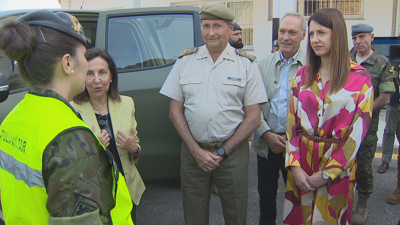 A ministra de Defensa departe este sábado con militares na visita á sede da Brilat en Pontevedra