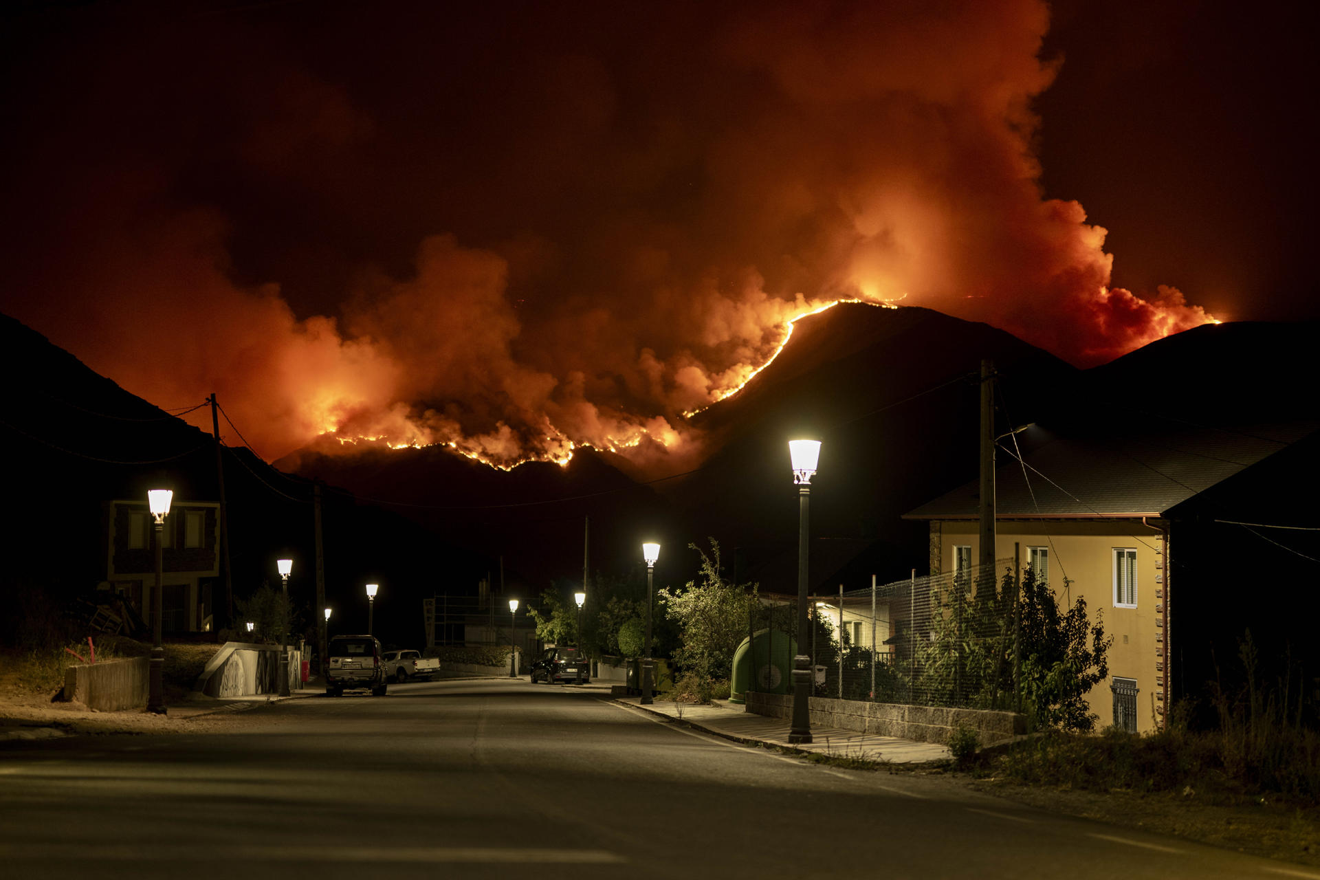 Imaxe do incendio de Casaio, Carballeda de Valdeorras, este sábado á noite. Foto: EFE/Brais Lorenzo