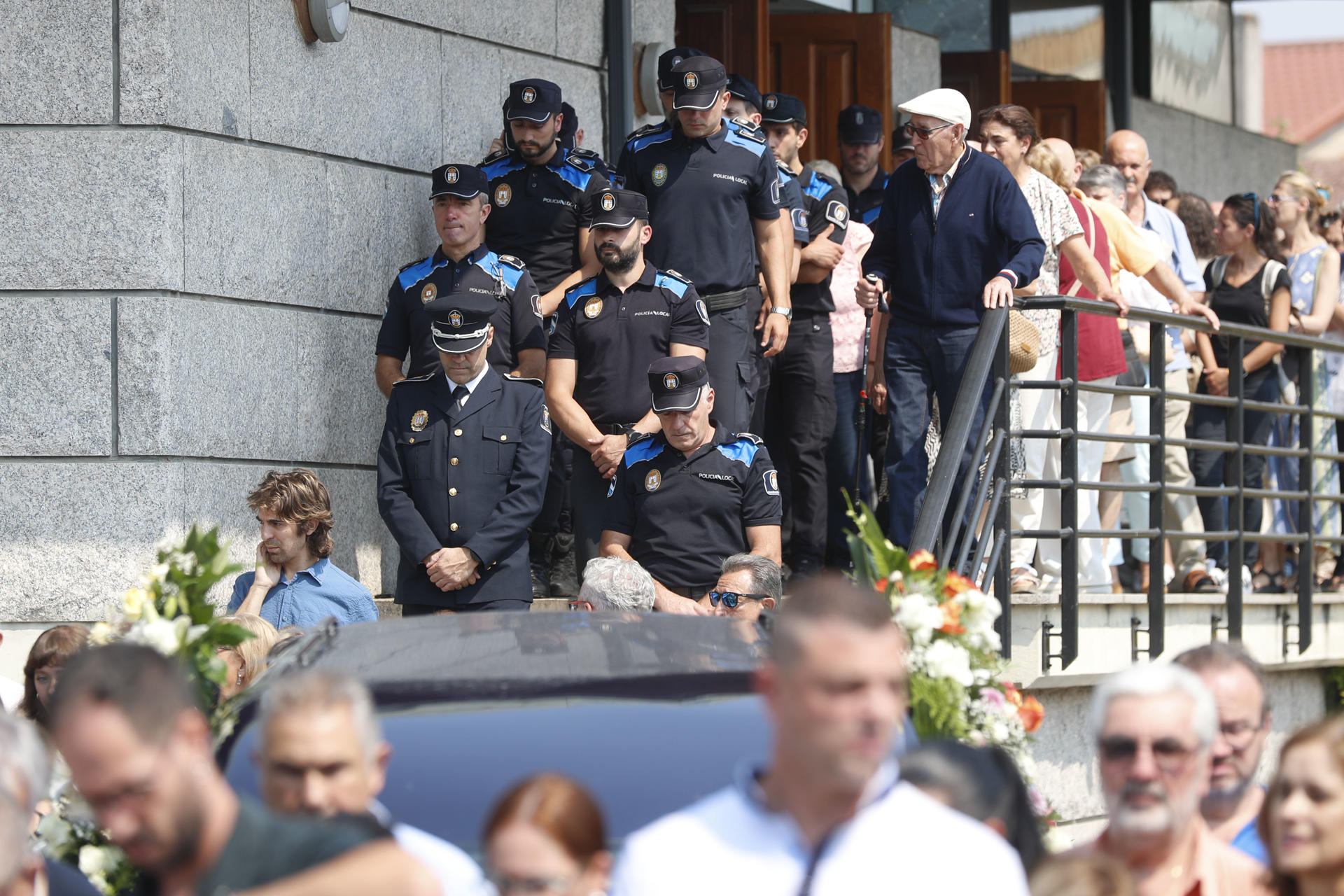 A Policía Local de Monforte homenaxea ao axente falecido en acto de servicio. Foto: EFE/Eliseo Trigo