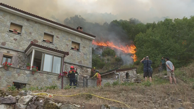 No Parque Nacional de Somiedo, en Asturias, o lume aproxímase a algunhas casas