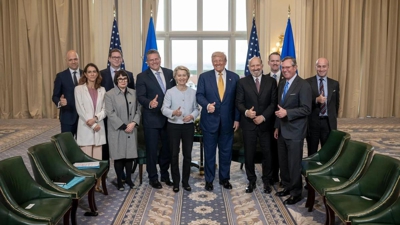A presidenta da Comisión Europea, Ursula von der Leyen, e o presidente dos Estados Unidos, Donald Trump, tras asinar o acordo arancelario