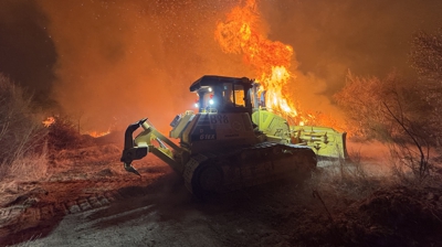 Maquinaria pesada empregada na loita contra o incendio de Quiroga, na provincia de Lugo (EFE/ Sxenick)