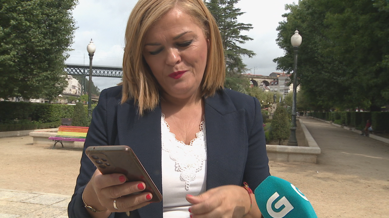 Digna Rivas, alcaldesa de Redondela, observa no móbil o contido da falsa páxina de turismo da vila.