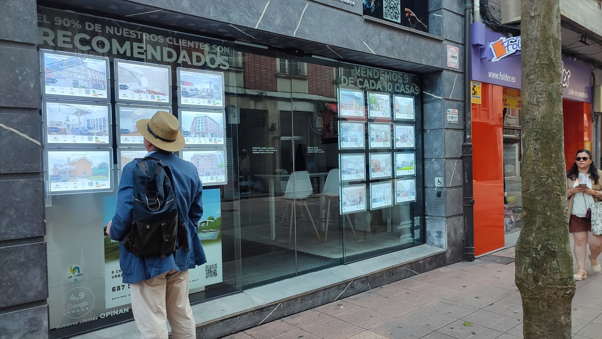 Un home mira anuncios dunha axencia inmobiliaria en Oviedo/Foto de arquivo/Europa Press