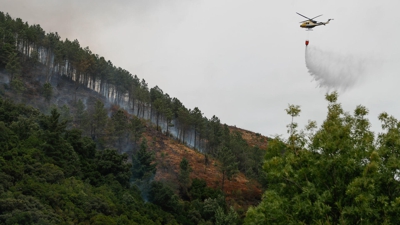 Un helicóptero arregría o terreo en Quiroga (EFE/ Eliseo Trigo)