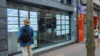 Un home mira anuncios dunha axencia inmobiliaria en Oviedo/Foto de arquivo/Europa Press