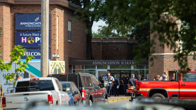 A policía e os equipos médicos traballan na escena despois do tiroteo en Minneapolis/Ben Brewer/Reuters