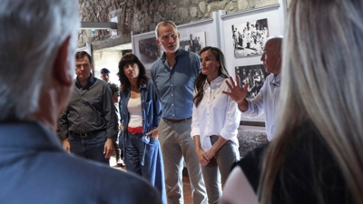 Os reis na su visita a San Martin de Castañeda (Zamora), este mércores (EFE/Mariam A. Montesinos)
