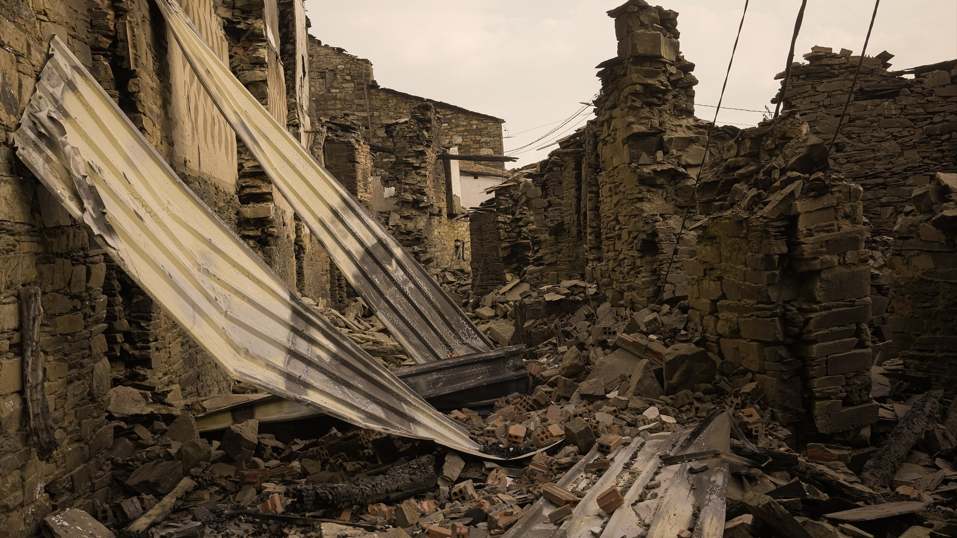 Vista das casas destruidas tras o incendio en San Vicente de Arriba, Ourense/Adrián Irago/Europa Press