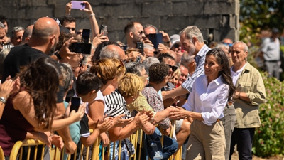 Os reis saúdan un grupo de veciños en Monterrei (EFE/Brais Lorenzo)