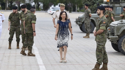 A ministra de Defensa, Margarita Robles, durante unha visita á Brigada Guadarrama XII, na base militar El Goloso (Jesús Hellín/Europa Press)