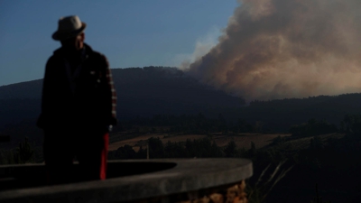 Incendio na Pobra do Brollón, este martes (EFE/Eliseo Trigo)