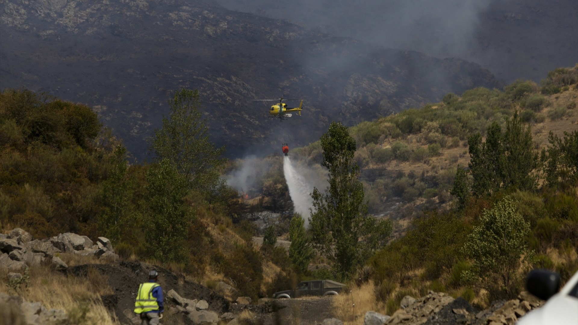 O incendio de Fasgar continúa activo (Fernando Otero/Europa Press)