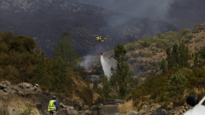 O incendio de Fasgar continúa activo (Fernando Otero/Europa Press)