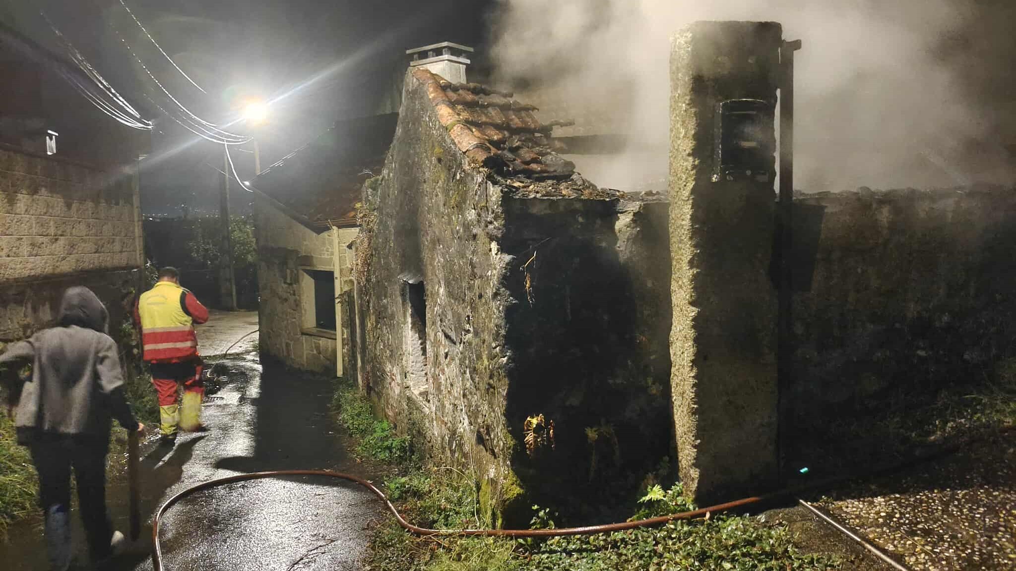 Casa incendiada. FOTO: Protección Civil de Moaña
