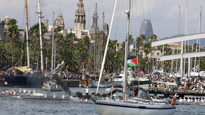 Vista dun dos barcos que forman parte da flotilla no porto de Barcelona/Toni Albir/EFE