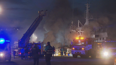 O barco afectado arde no porto de Ribeira