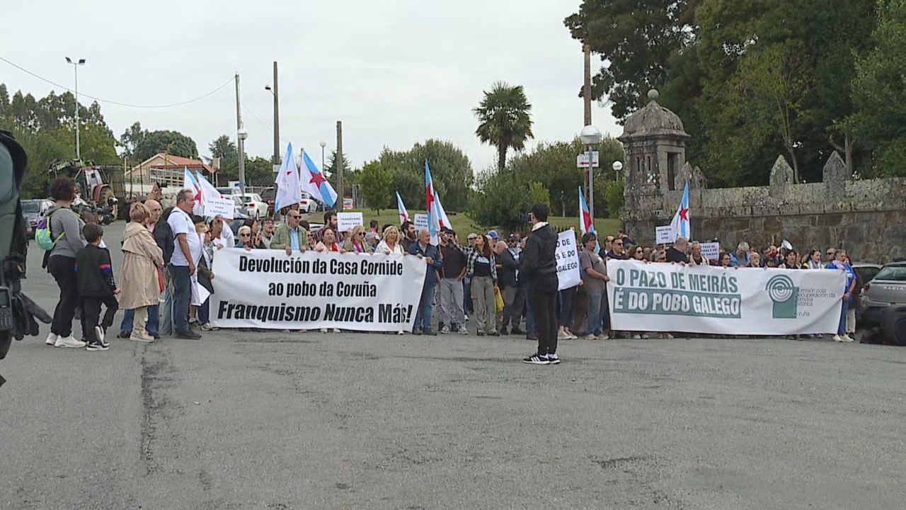 Protesta diante do Pazo de Meirás