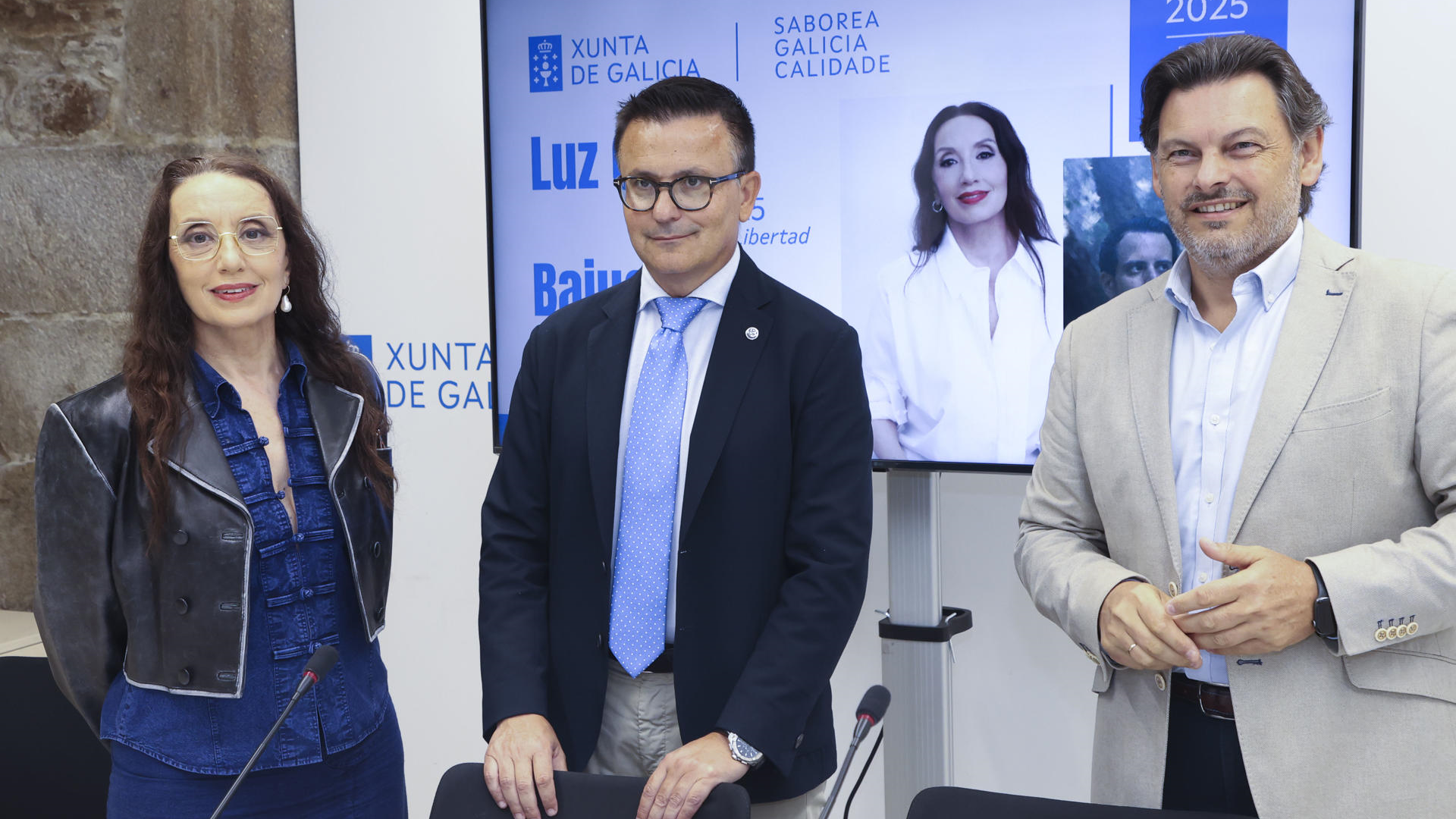 O conselleiro de Emprego, José González, xunto a Luz Casal e o secretario Xeral de Emigración, Antonio Rodríguez Miranda (Xoán Rey/EFE)