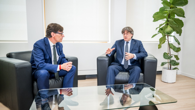 O presidente da Generalitat, Salvador Illa, xunto ao presidente de Junts per Catalunya, Carles Puigdemont/Jasper Jacobs / Europa Press
