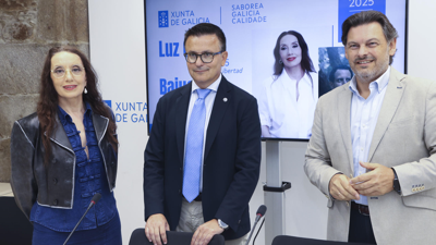 O conselleiro de Emprego, José González, xunto a Luz Casal e o secretario Xeral de Emigración, Antonio Rodríguez Miranda (Xoán Rey/EFE)