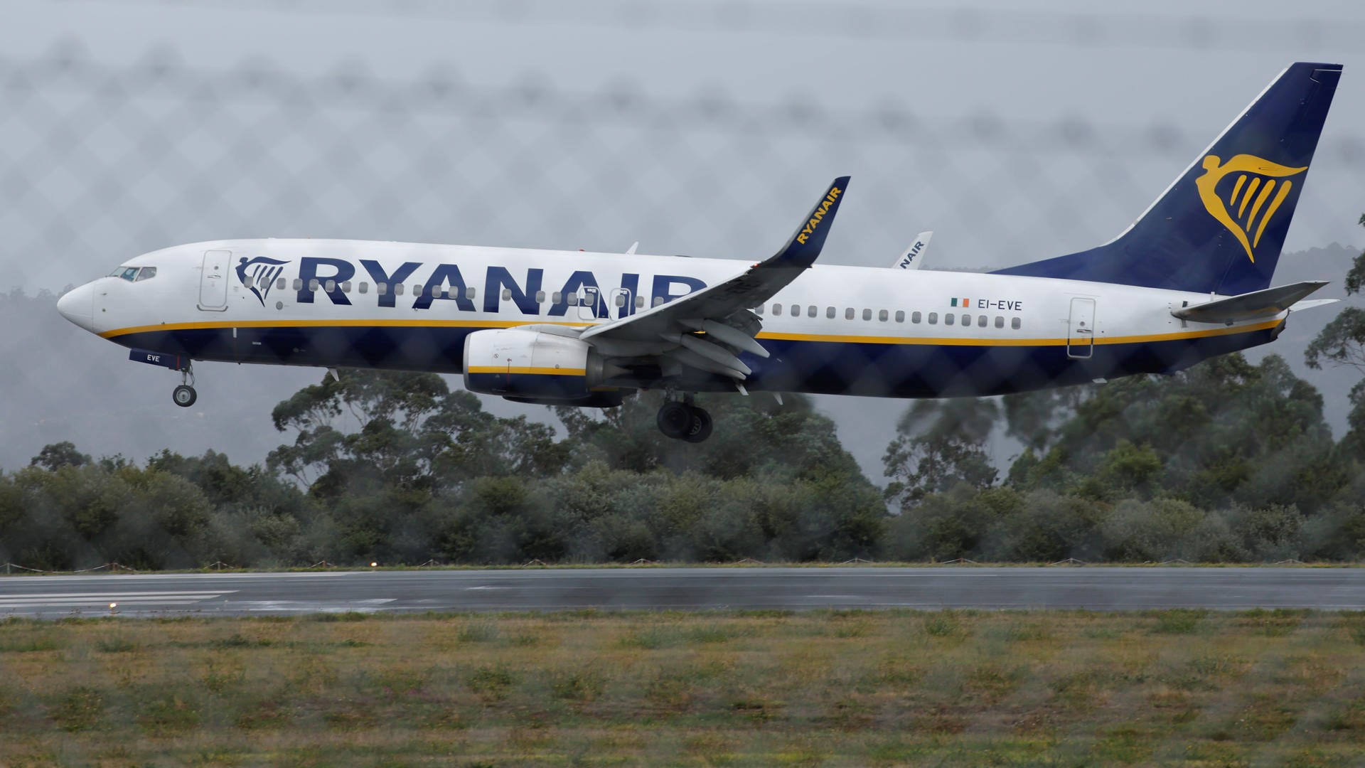 Un avión aterra en Santiago de Compostela, este mércores (EFE/ Lavandeira Jr)