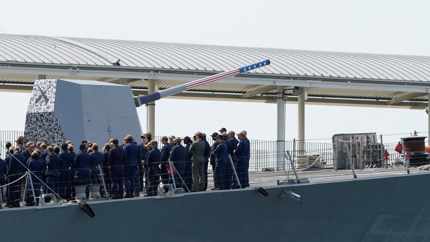 O lanzamísiles USS Sampson DDG-102, preto da entrada do Canal de Panamá/Enea Lebrun/Reuters