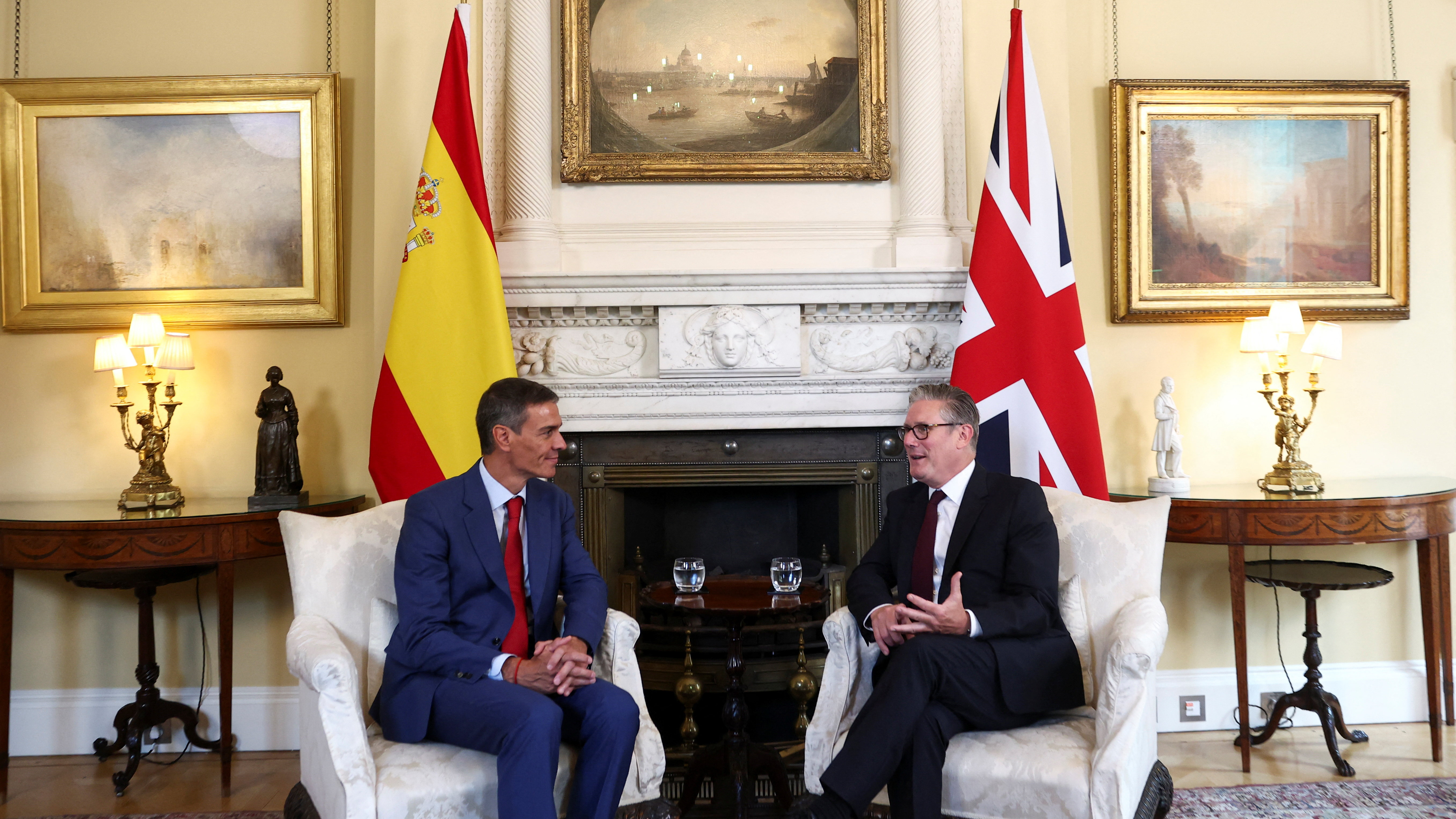 O presidente do Goberno, Pedro Sánchez, xunto ao primeiro ministro británico, Keir Starmer/Toby Melville/Reuters