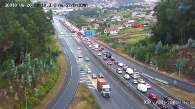 O sinistro provocou retencións na circulación, como se aprecia na imaxe da cámara da DXT