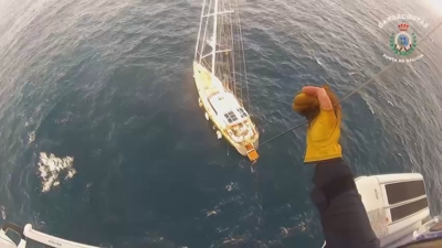 Imaxe do momento da evacuación desde o helicóptero de Gardacostas de Galicia Pesca 2