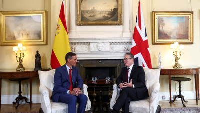 O presidente do Goberno, Pedro Sánchez, xunto o primeiro ministro británico, Keir Starmer/Toby Melville/Reuters