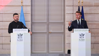 O presidente francés, Emmanuel Macron, e o presidente ucraíno, Volodímir Zelenski/Ludovic Marin/Reuters