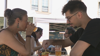 Asistentes á feira degustan cervexa e comida na feira