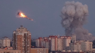Militares ucraínos derruban un mísil ruso en Kíiv. REUTERS/Gleb Garanich