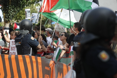 Manifestantes propalestinos protestan en Monforte, este domingo, na Volta Ciclista contra a presencia de Israel. EFE/Eliseo Trigo