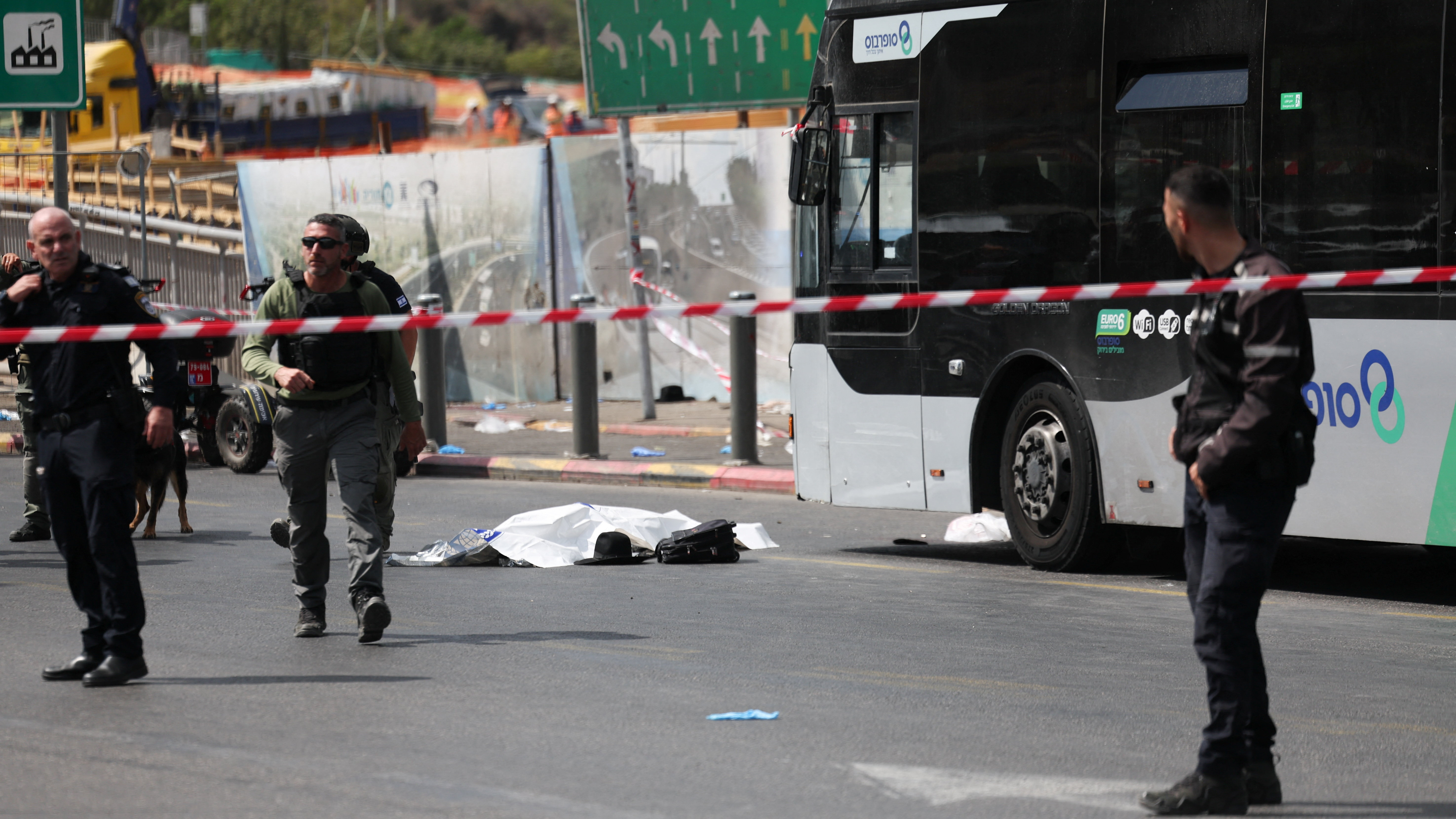 Policías, no lugar do suceso (REUTERS / Ronen Zvulun)