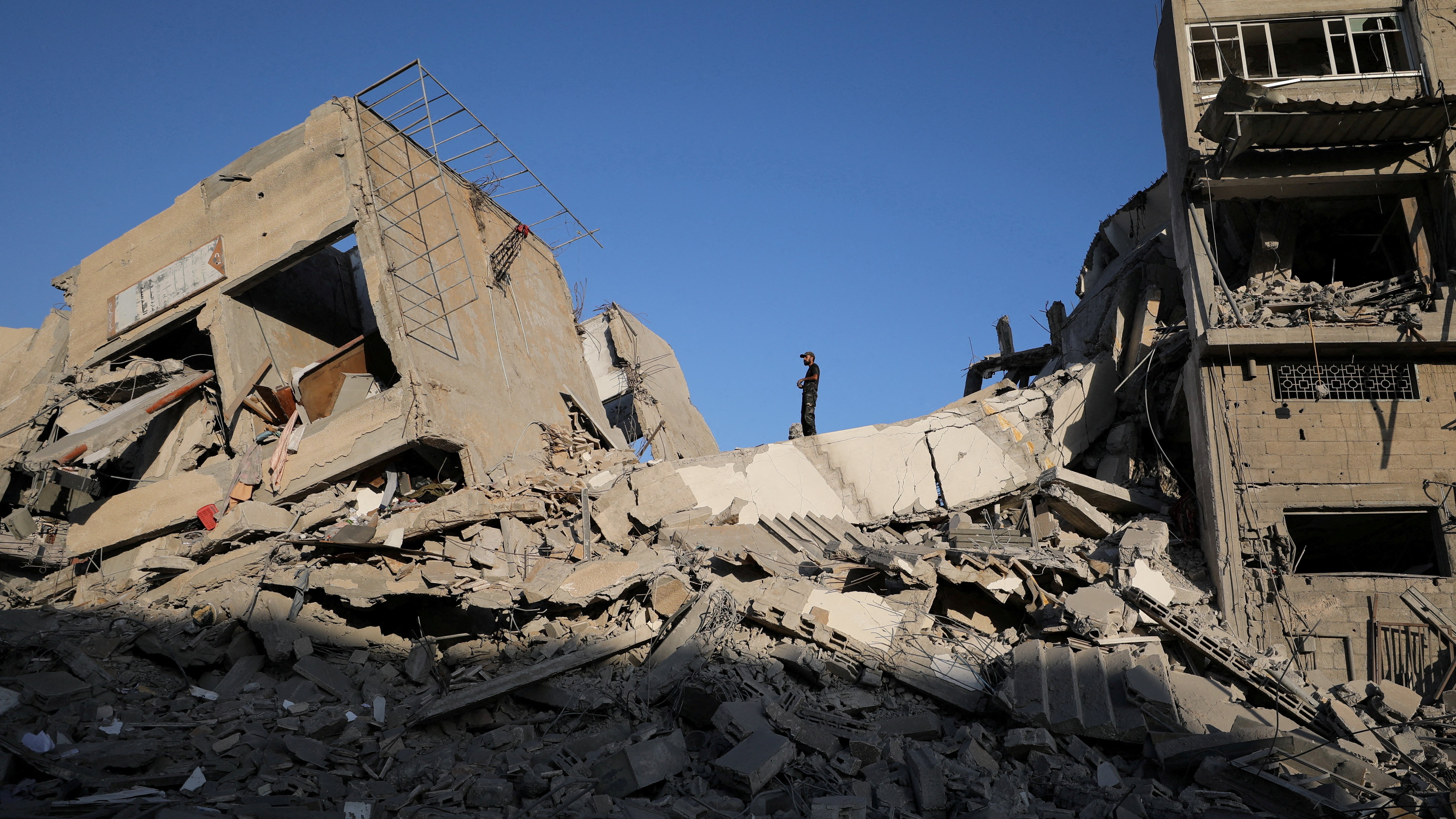 Edificios colapsados durante os bombardeos das últimas horas (REUTERS/Dawoud Abu Alkas)