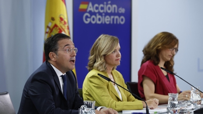 Albares, xunto a Alegría e García na rolda de prensa posterior ao Consello de Ministros (EFE/ JJ Guillén)