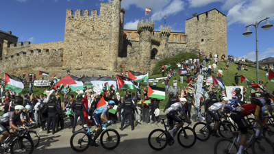 Decenas de persoas protestan contra Israel ao paso do pelotón polo Castillo dos Templarios en Ponferrada/Ana F Barredo/EFE