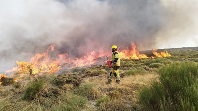 Un bombeiro traballa na extinción do incendio/Foto de arquivo/Europa Press