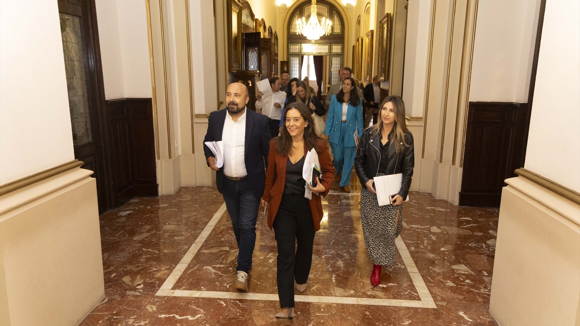 A alcaldesa Inés Rey e outros membros da corporación, antes do pleno deste xoves (Andy Pérez/Europa Press)