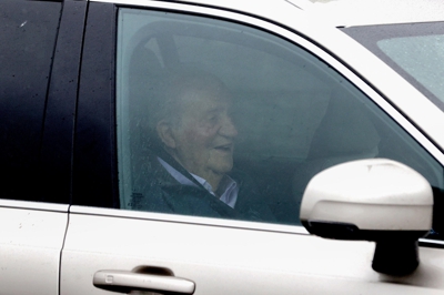 O rei Xoán Carlos, a súa chegada ao aeroporto da Coruña ( EFE/ Cabalar)