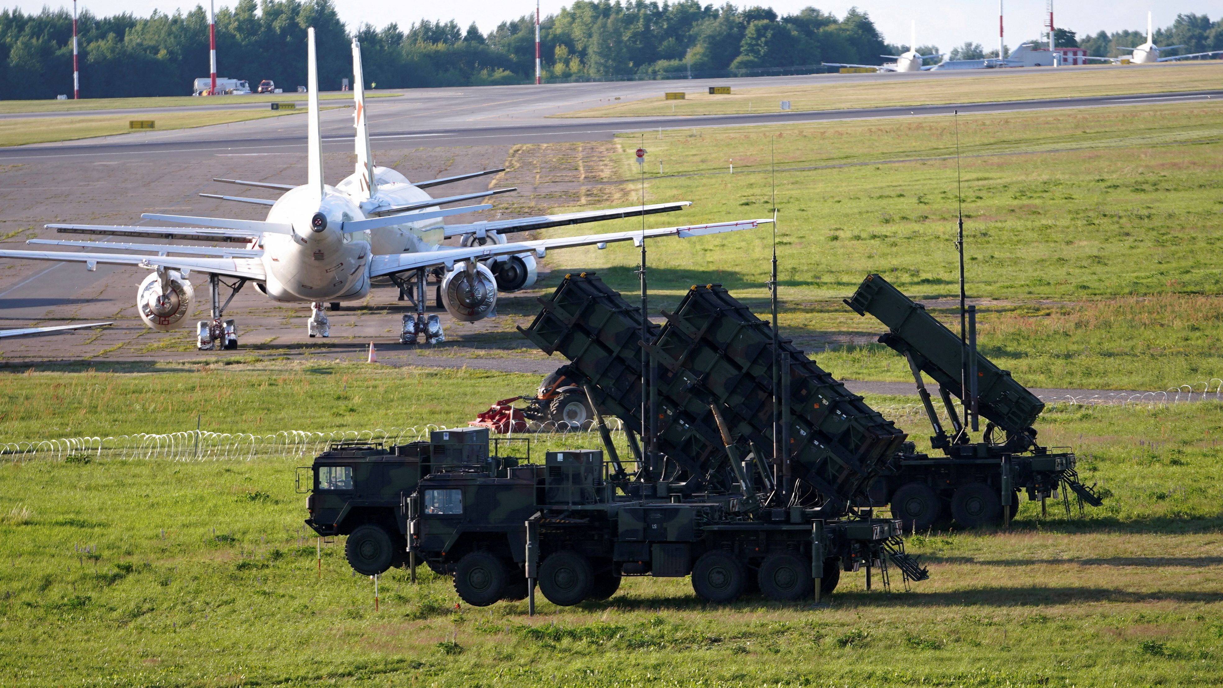 As unidades do sistema de defensa aérea alemán Patriot no aeroporto de Vilnius, en Lituania/Janis Laizans/Reuters