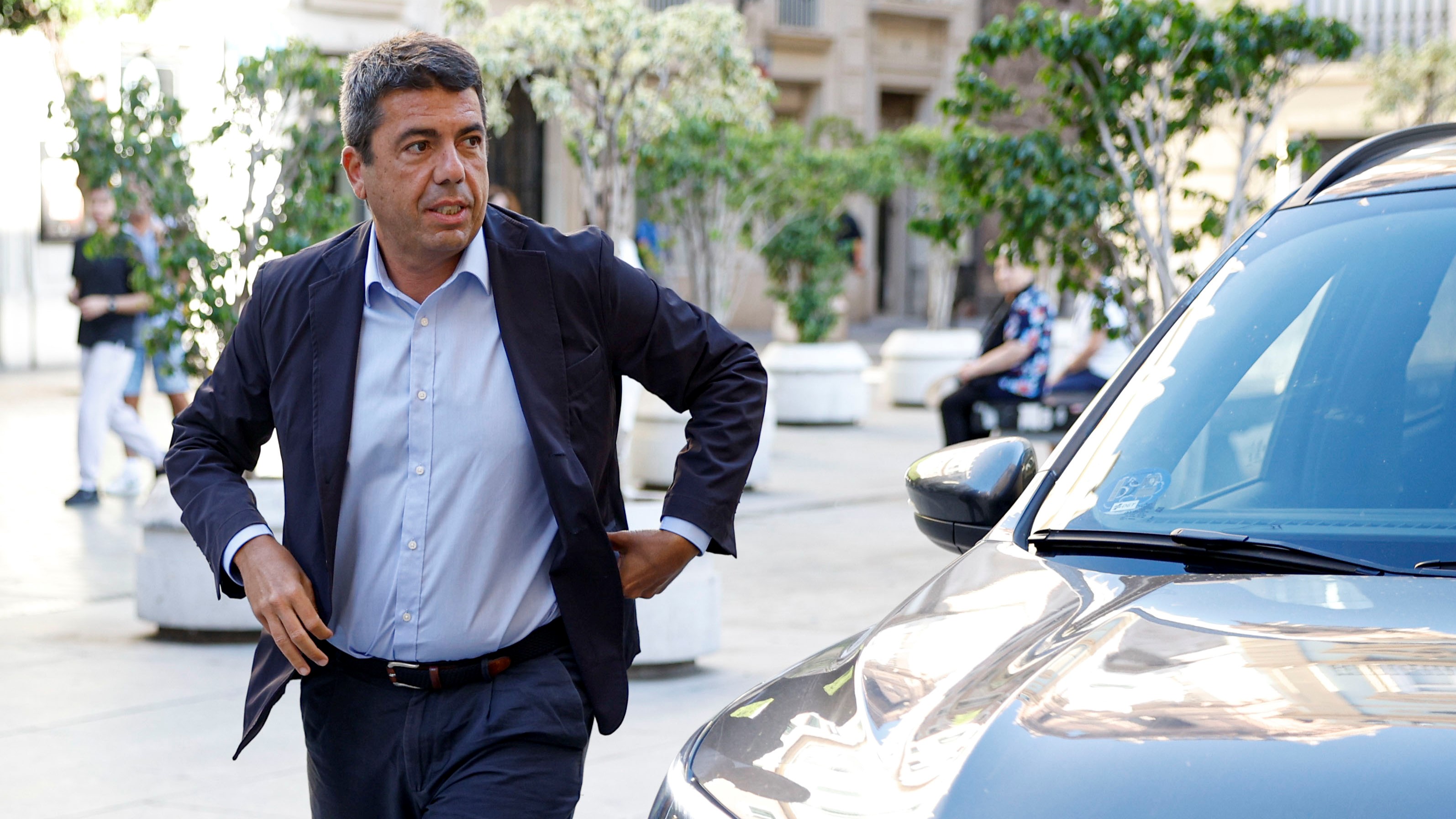 Carlos Mazón este xoves á súa chegada á reunión do Consell de la Generalitat (EFE / Biel Aliño)