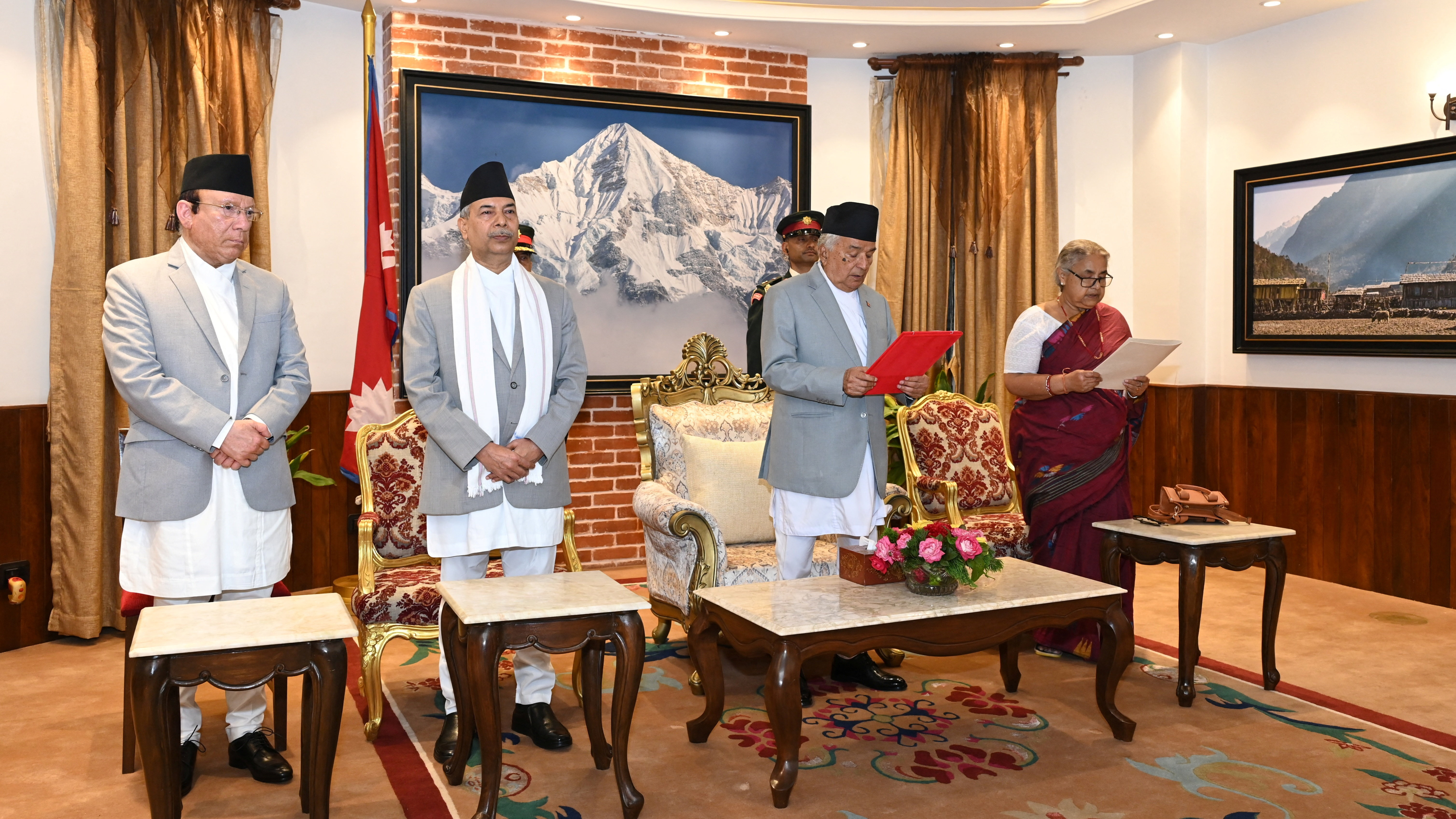 O presidente do Nepal, Ramchandra Paudel, toma xuramento a Sushila Karki, como primeira ministra interina do Nepal/Reuters