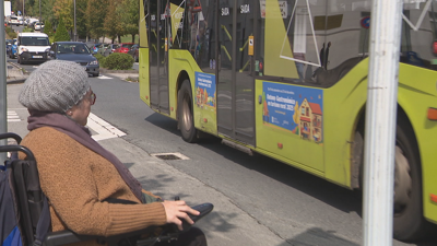 A frota de autobuses urbanos de Santiago está moi avellentada e non dispón de ramplas automáticas