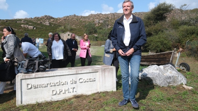 O presidente da Xunta, Alfonso Rueda, e a conselleira de Medio Ambiente e Cambio Climático, Ángeles Vázquez, visitan este venres a baleeira de Caneliñas. EFE/ Xurxo Martínez