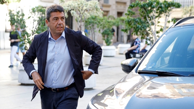 Carlos Mazón este xoves á súa chegada á reunión do Consell de la Generalitat (EFE / Biel Aliño)
