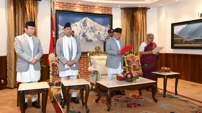 O presidente do Nepal, Ramchandra Paudel, toma xuramento a Sushila Karki, como primeira ministra interina do Nepal/Reuters